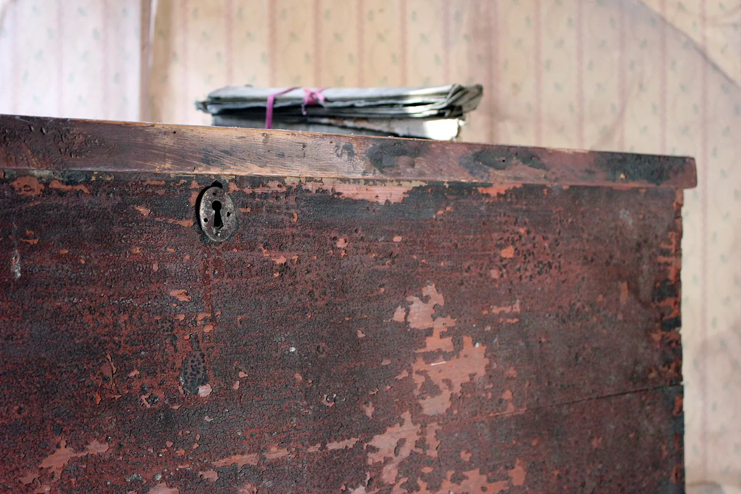 A Gorgeous George III Plum Painted Pine Mule Chest c.1800