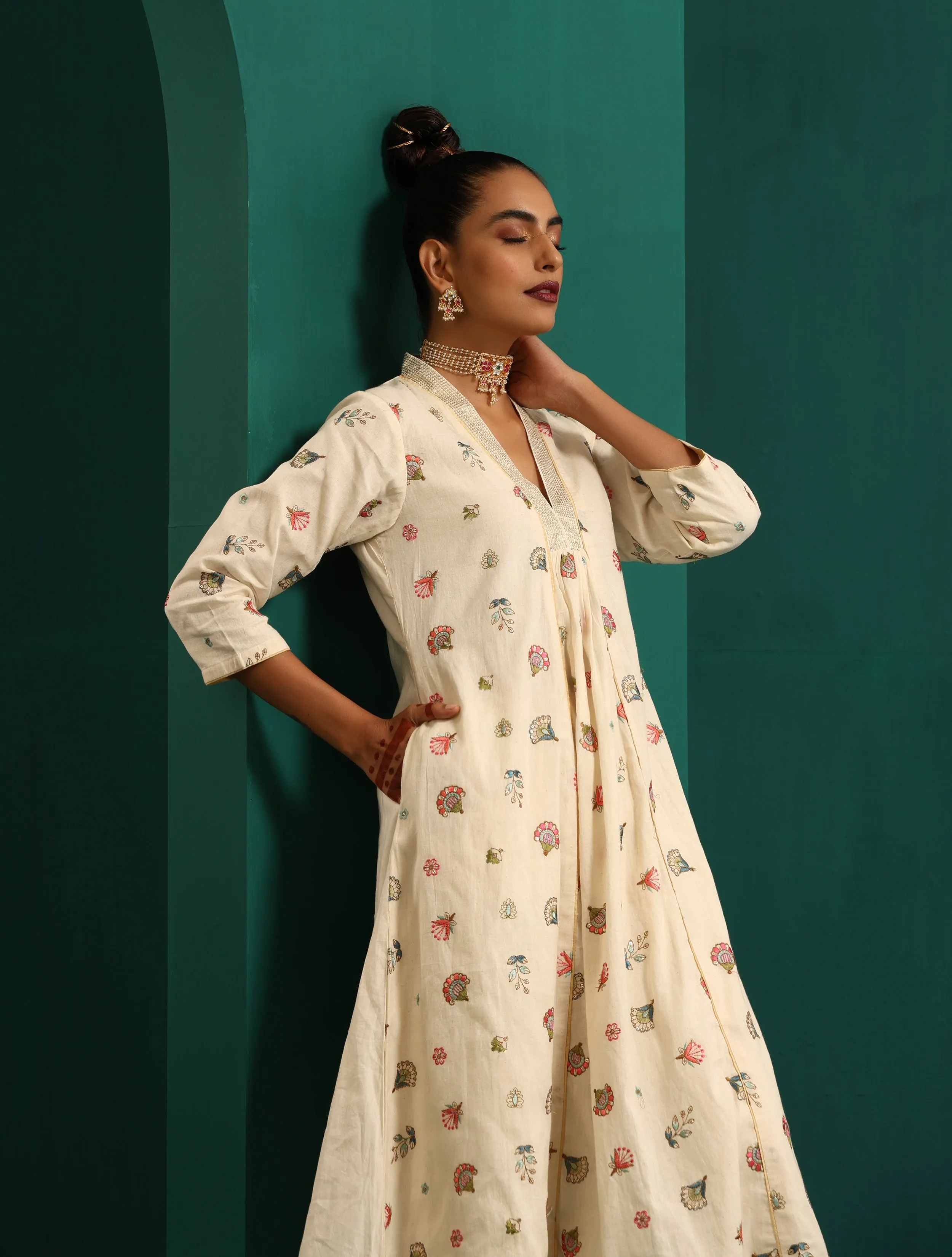 trueBrowns Ivory Floral Embroidered Kurta Pant Set